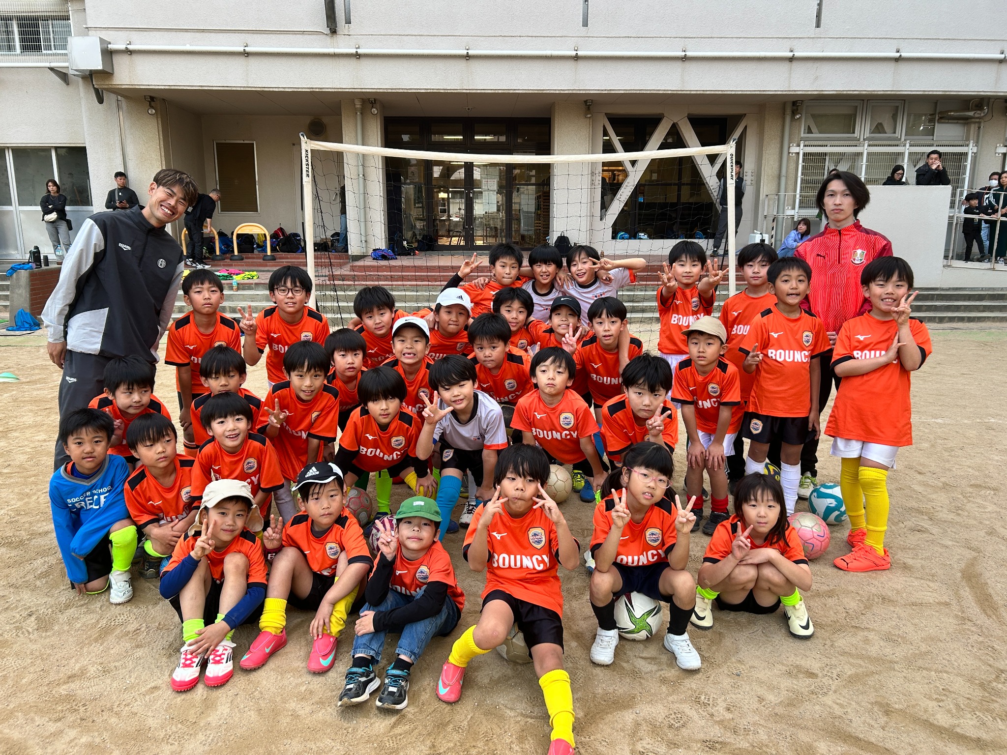 BOUNCY SPORTS CLUBの子どもたちとコーチの集合写真