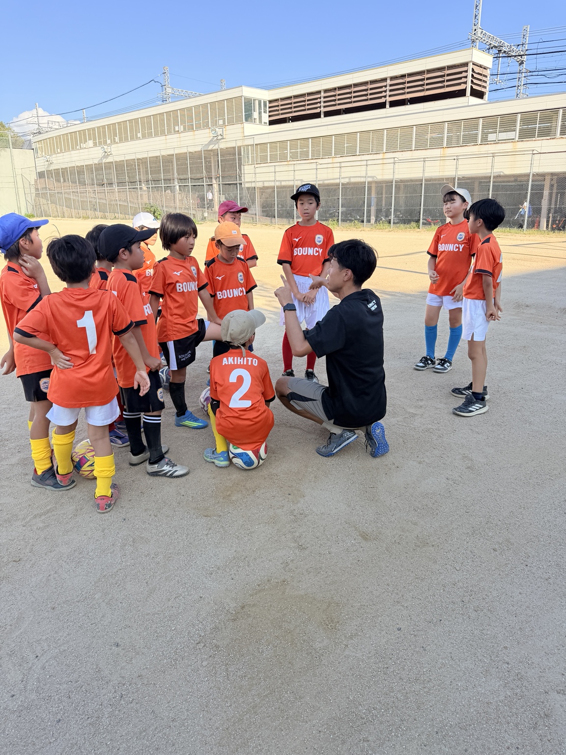 BOUNCYの子どもたちに指導するサッカーコーチ